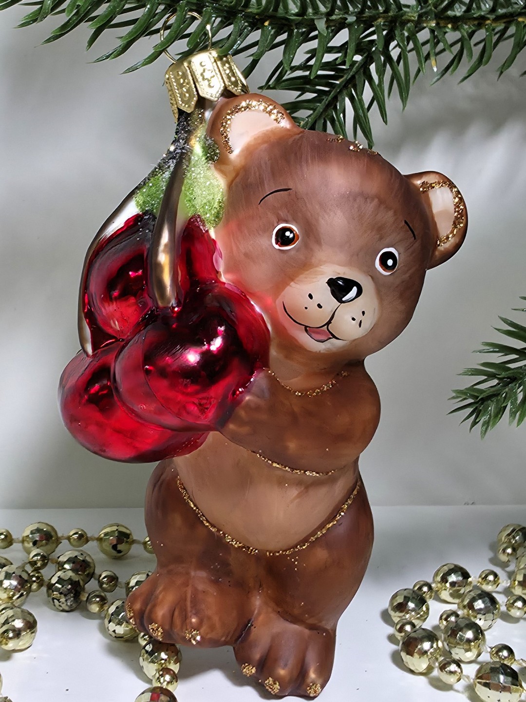 фото Стеклянная елочная игрушка Мишка с вишенками