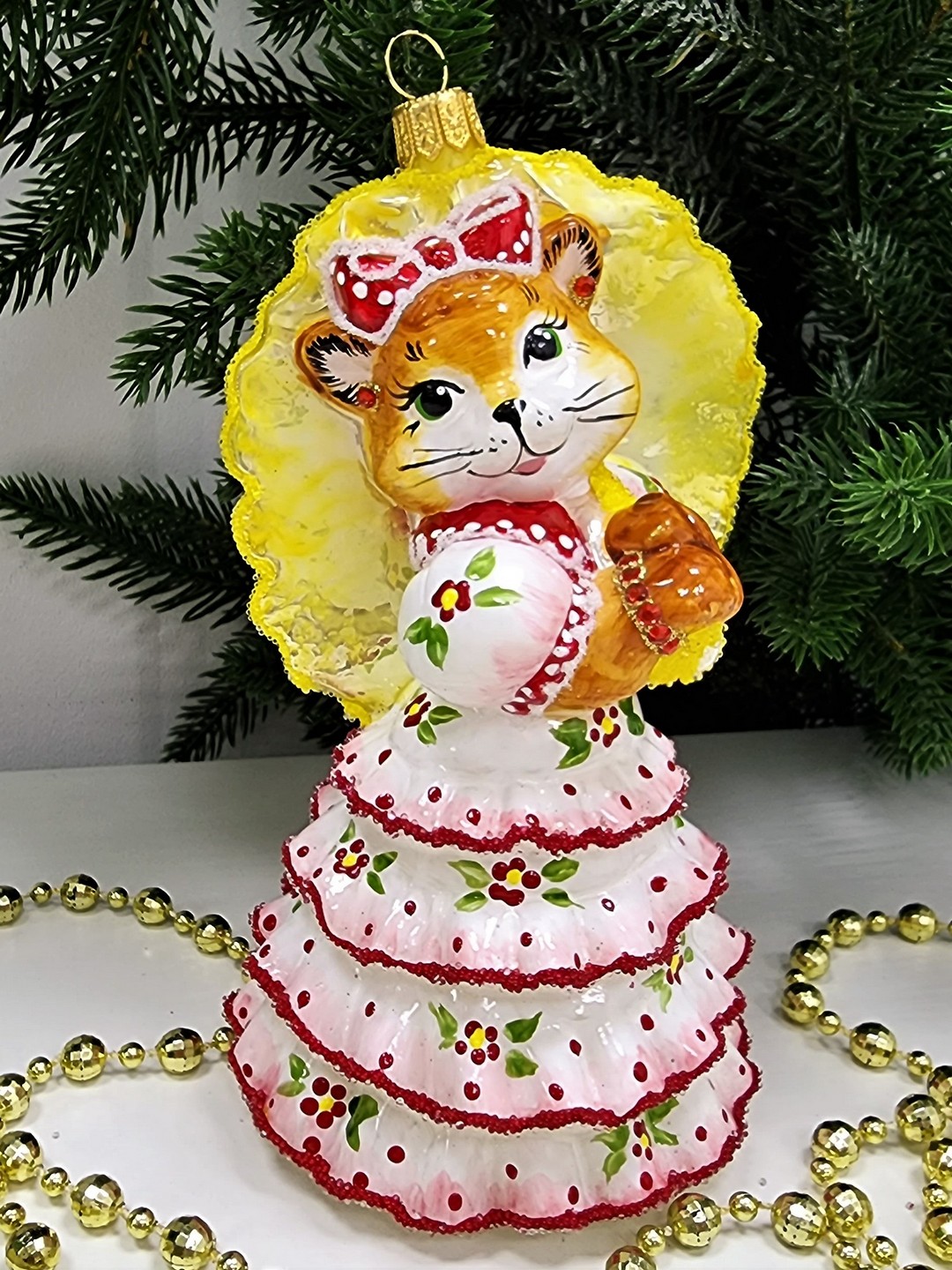 фото Стеклянная елочная игрушка Кошка с желтым зонтиком глянец