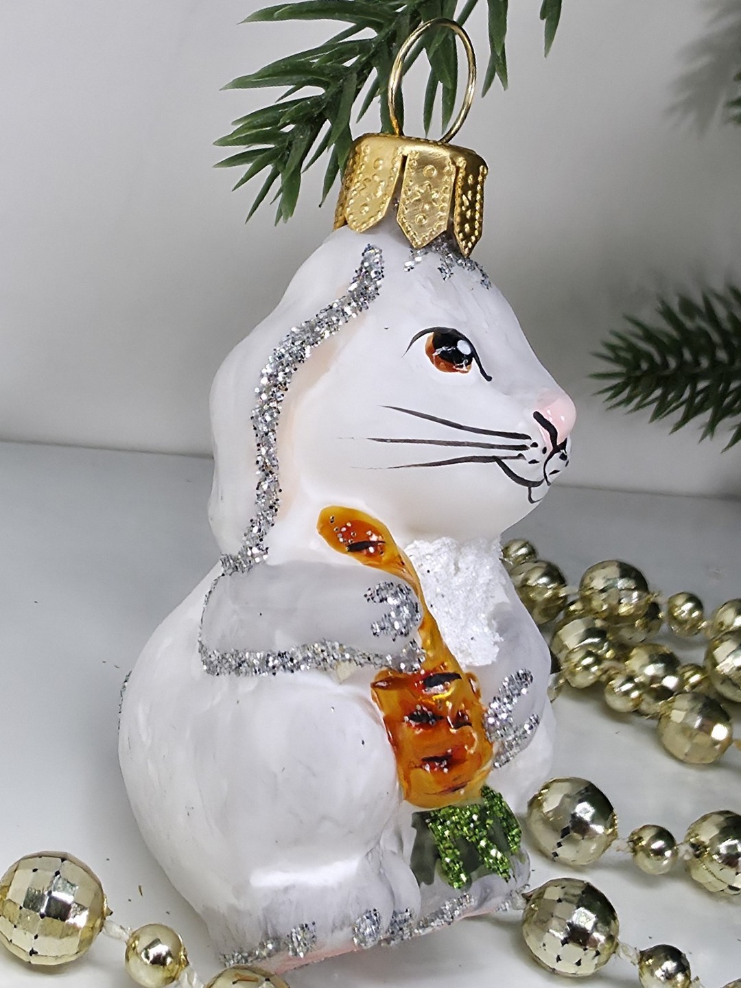 фото Стеклянная елочная игрушка Зайчик с морковкой