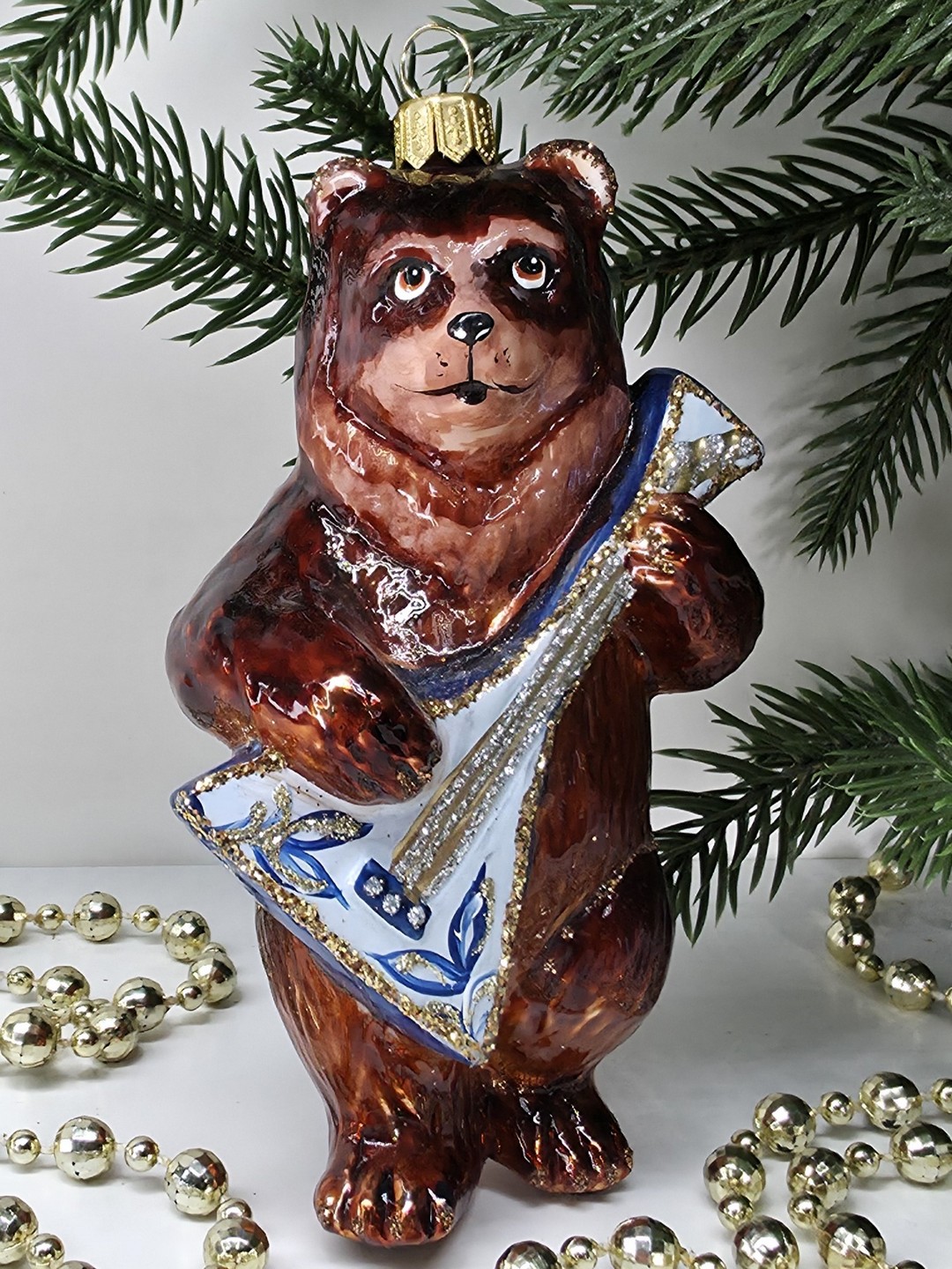 фото Стеклянная елочная игрушка Медведь с балалайкой