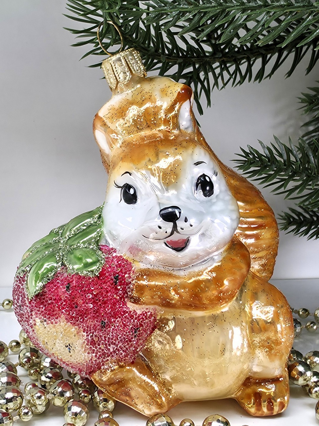 фото Стеклянная елочная игрушка Белочка с клубникой сахар