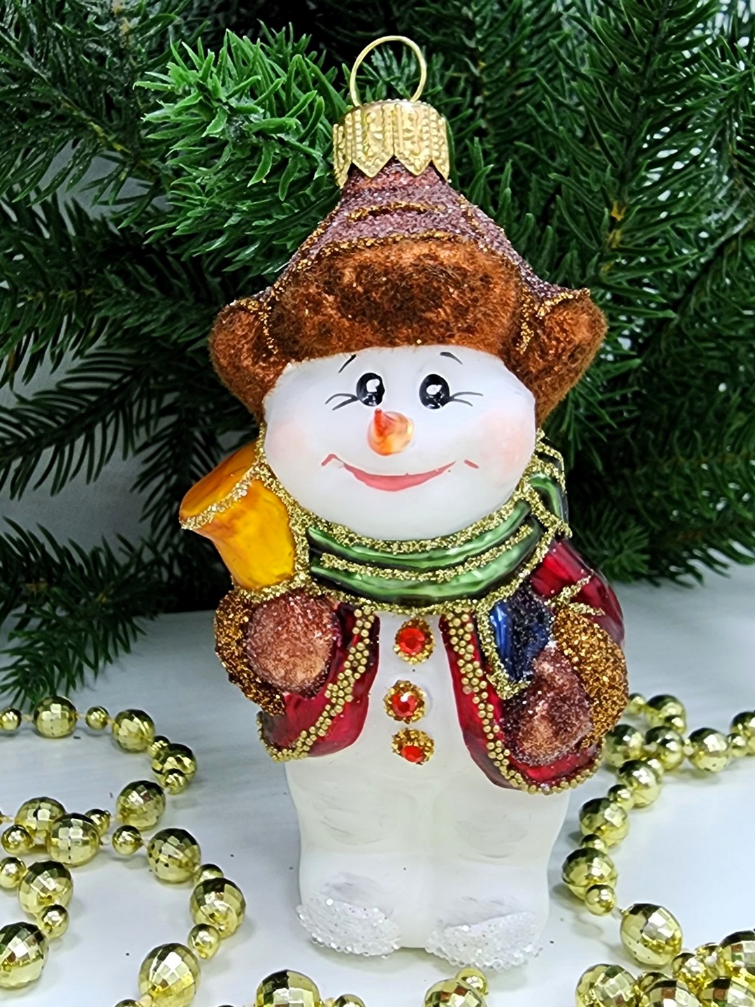 фото Стеклянная елочная игрушка Снеговик с колокольчиком крем бордо