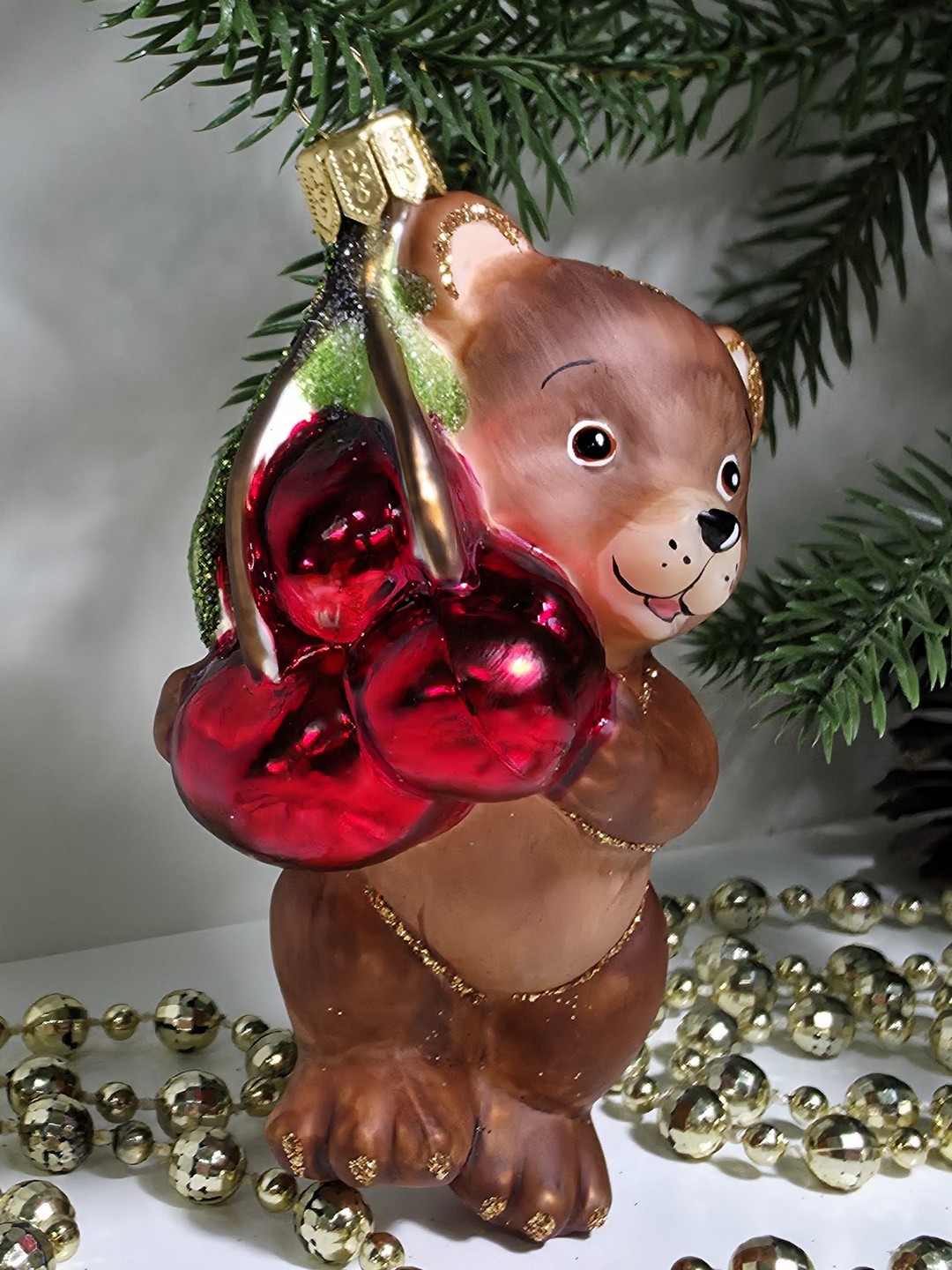 фото Стеклянная елочная игрушка Мишка с вишенками
