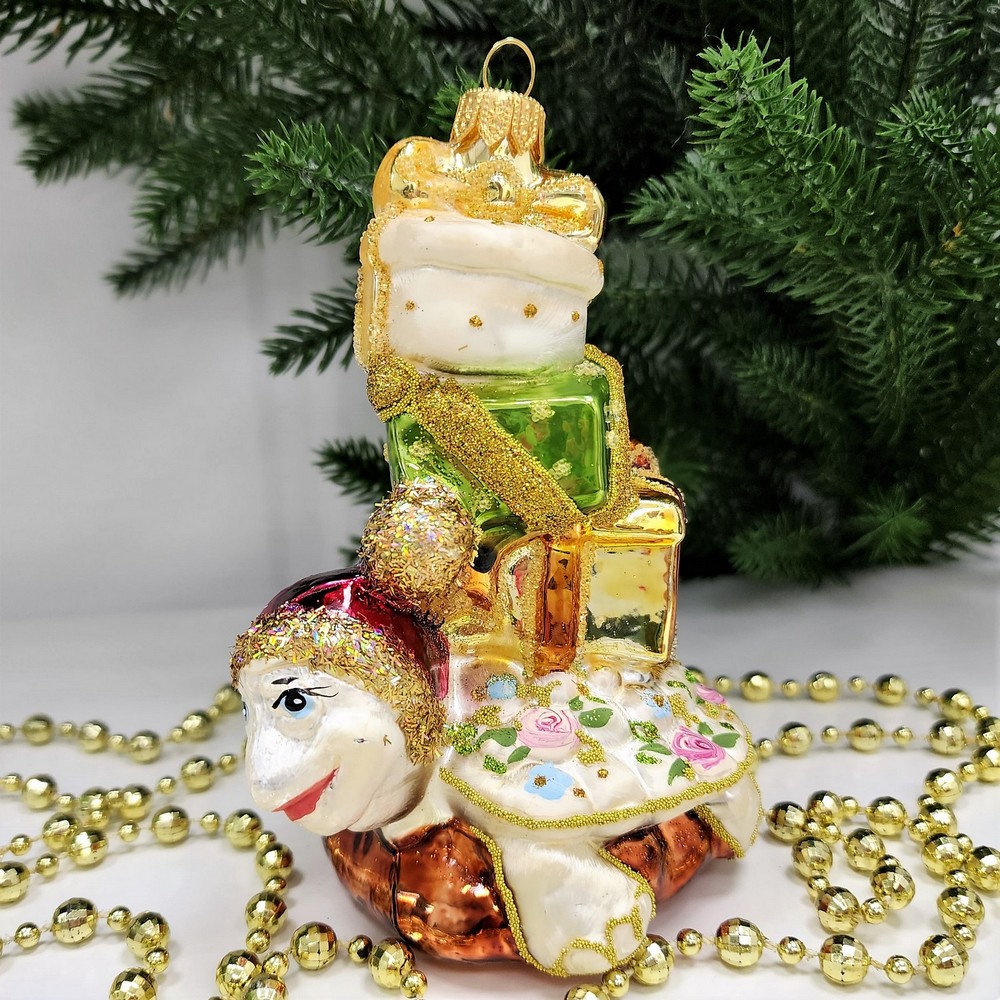 фото Стеклянная елочная игрушка Черепаха с подарками Версаль