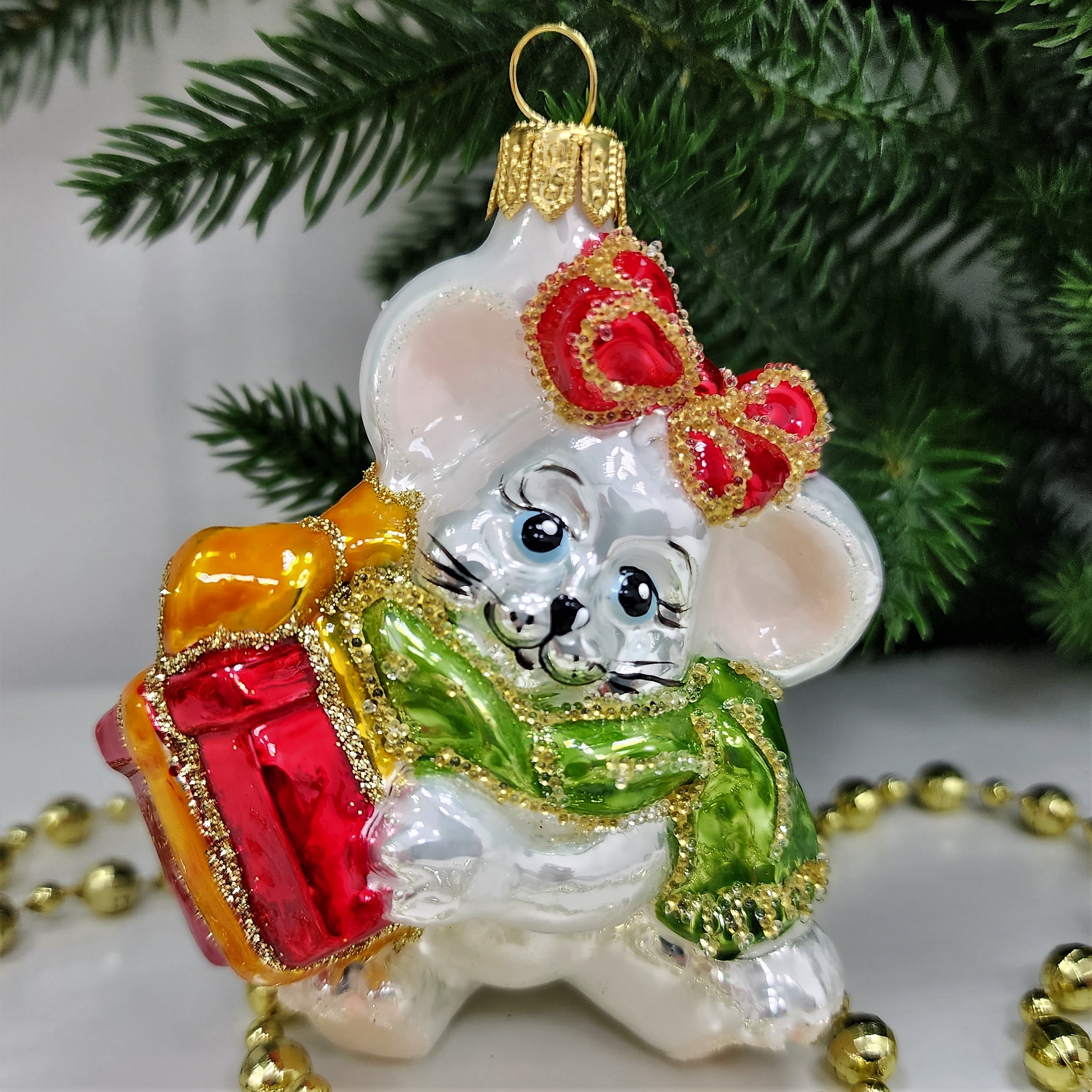 фото Стеклянная елочная игрушка Мышка с подарком и бантом