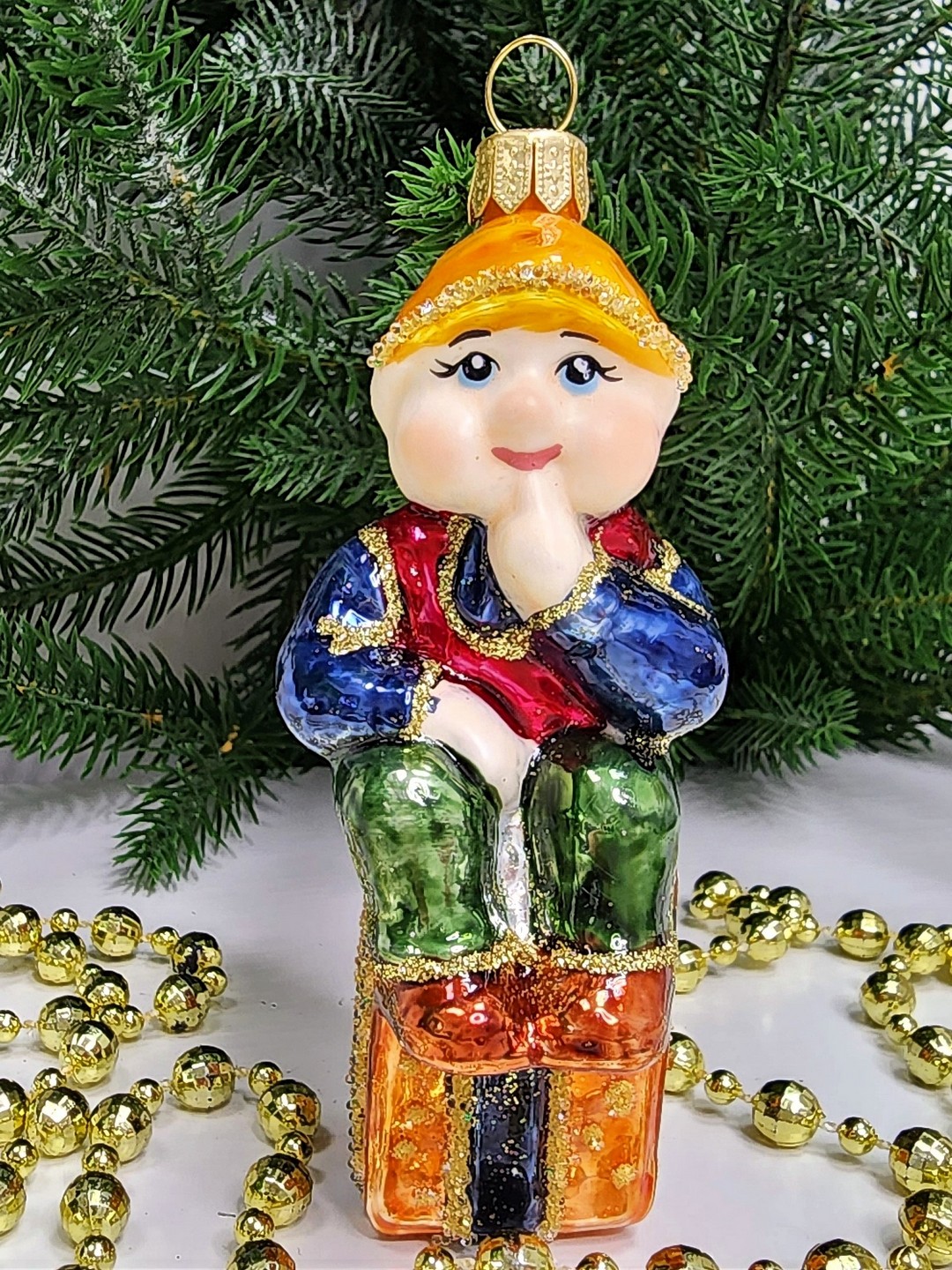 фото Стеклянная елочная игрушка Гном на подарке