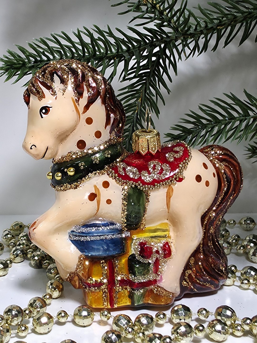 фото Стеклянная елочная игрушка Лошадка с подарками