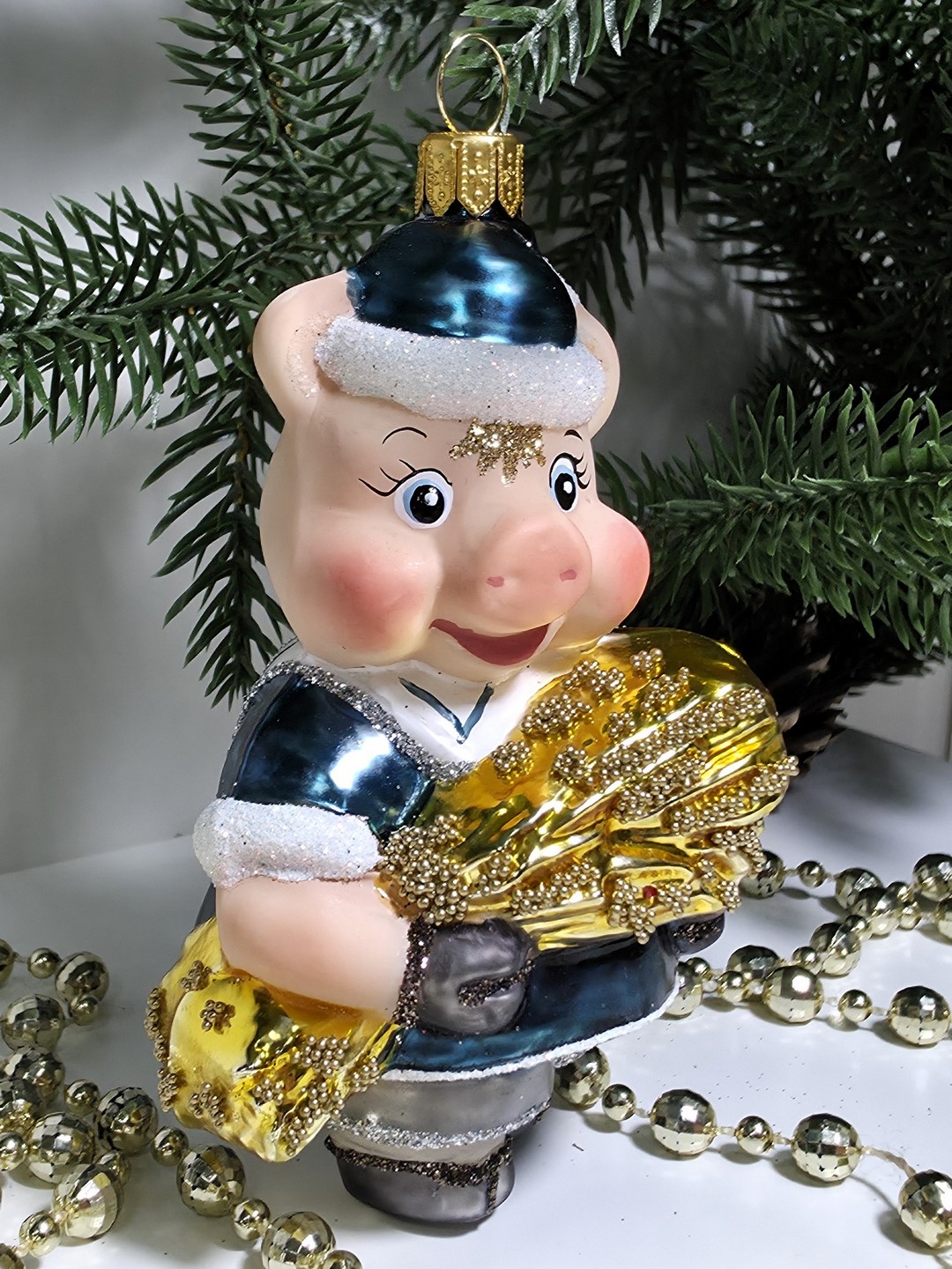 фото Стеклянная елочная игрушка Поросенок с сеном