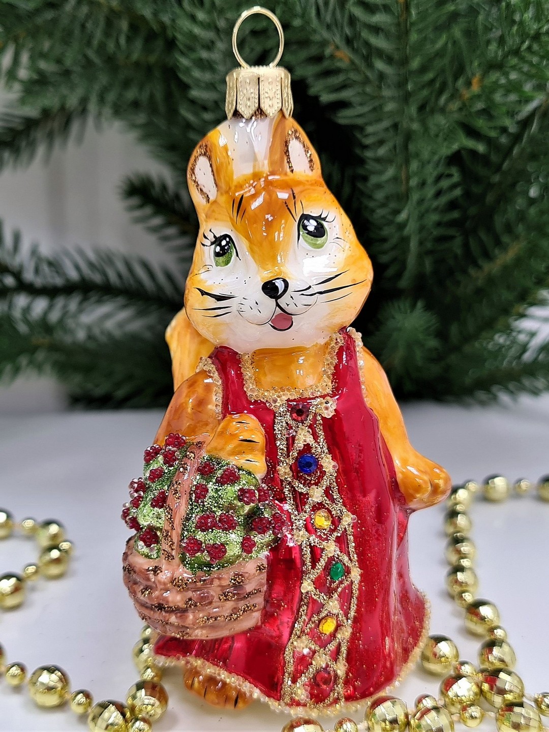 фото Стеклянная елочная игрушка Белочка с корзинкой