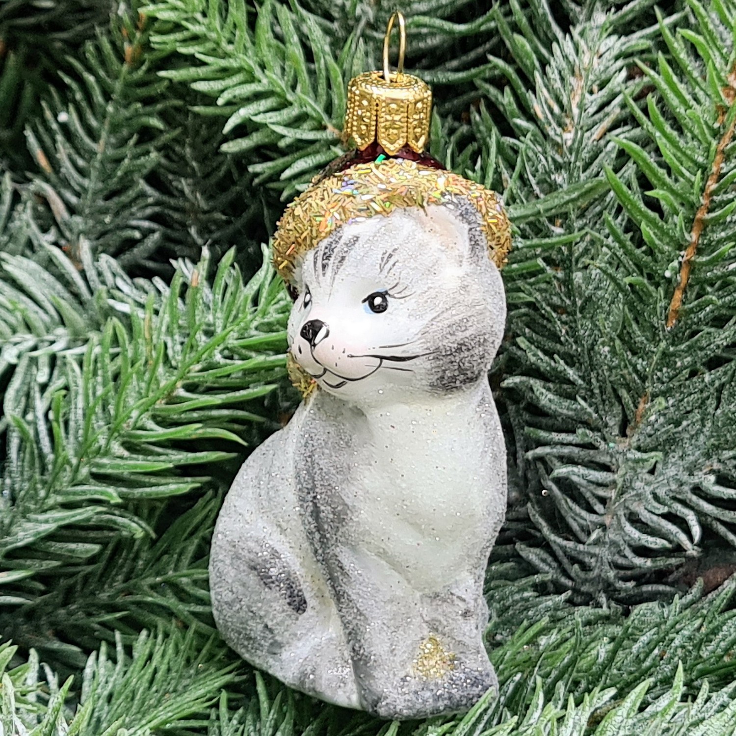фото Стеклянная елочная игрушка Котик в шапке серый