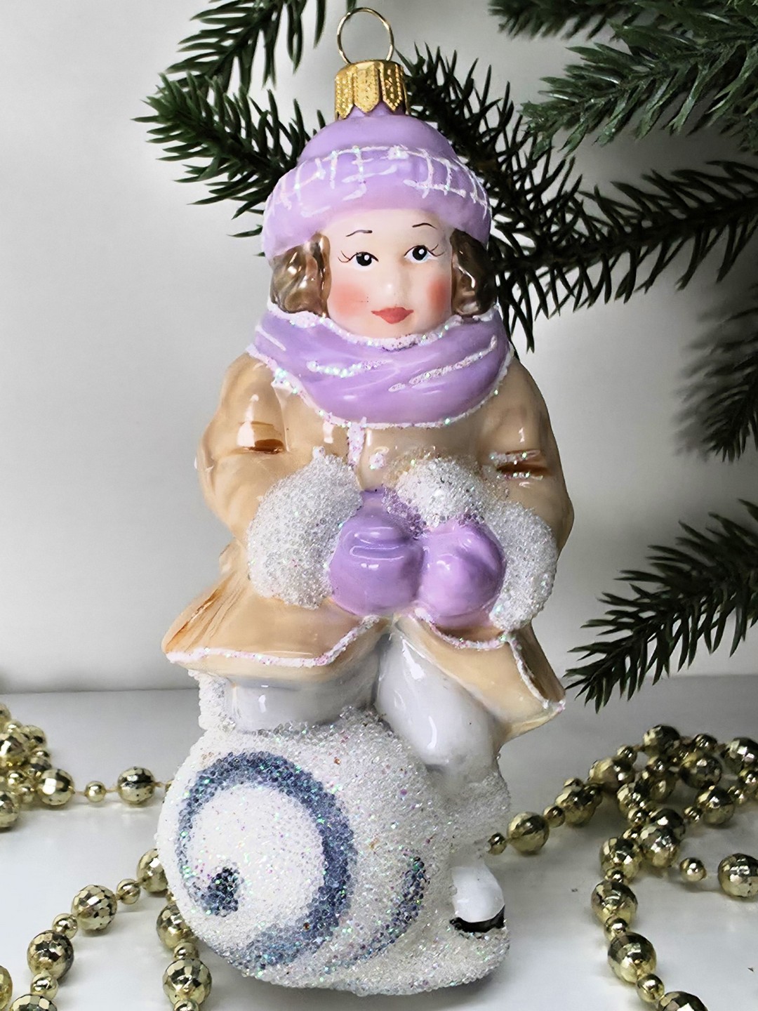 фото Стеклянная елочная игрушка Девочка со снежком эмаль