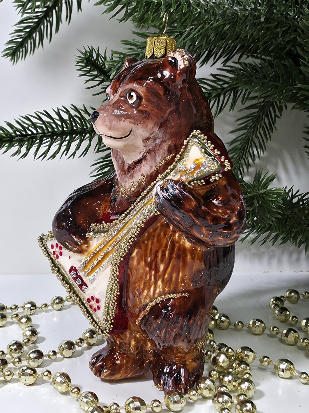 фото Стеклянная елочная игрушка Мишка с балалайкой