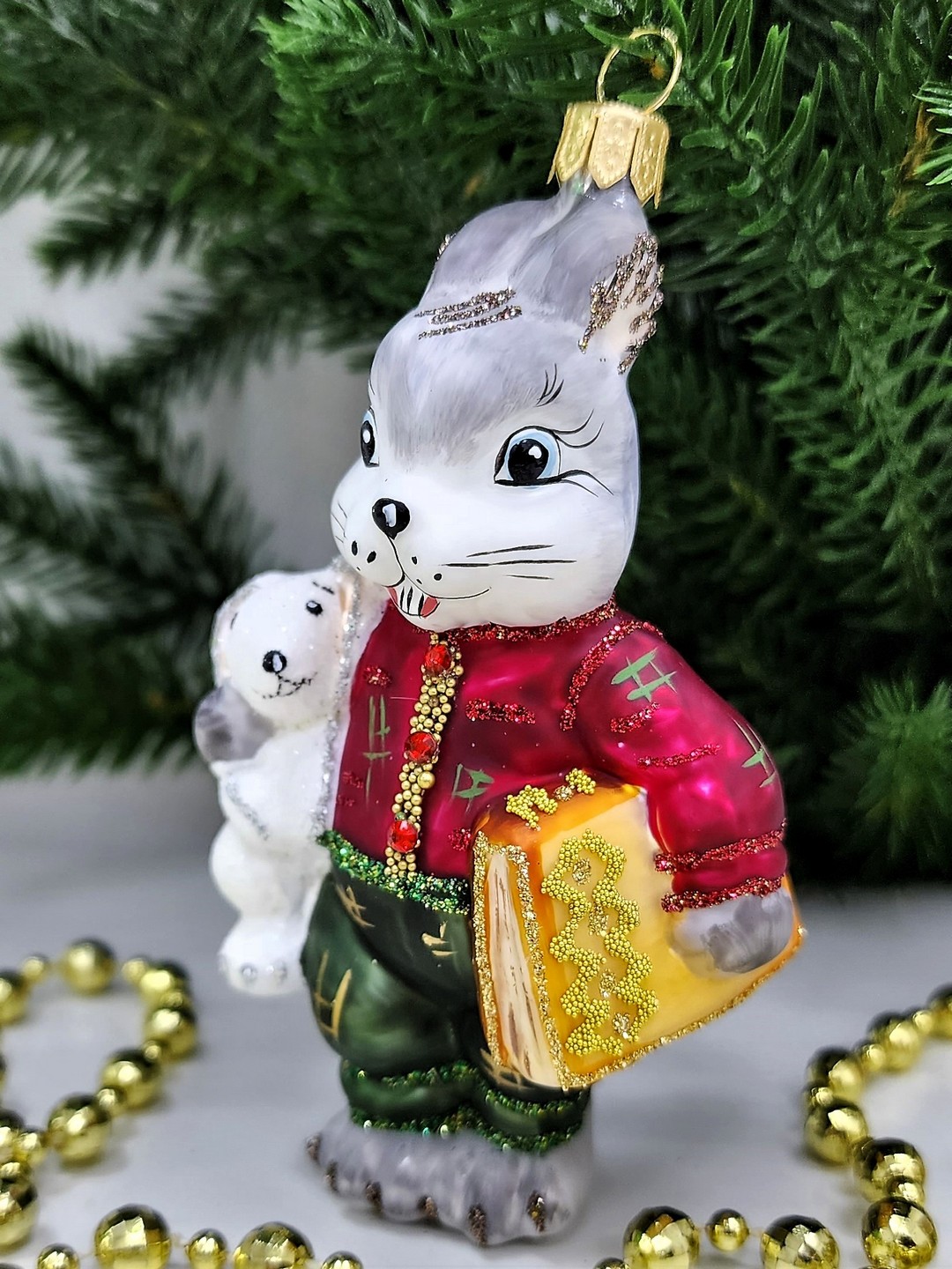 фото Стеклянная елочная игрушка Зайчик с зайкой и книгой