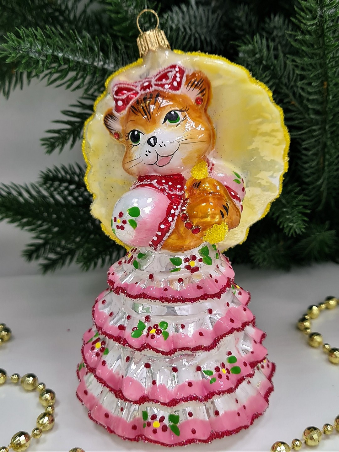 фото Стеклянная елочная игрушка Кошка с желтым зонтиком матовая