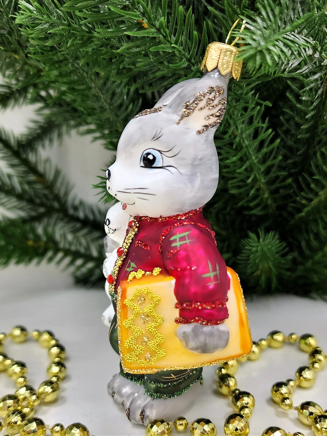 фото Стеклянная елочная игрушка Зайчик с зайкой и книгой