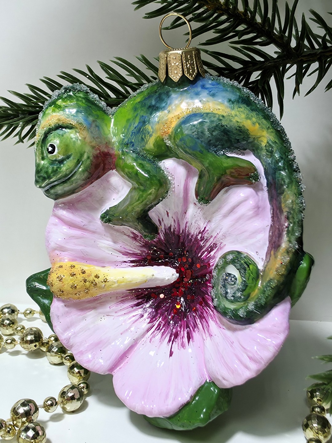 фото Стеклянная елочная игрушка Хамелеон на цветке