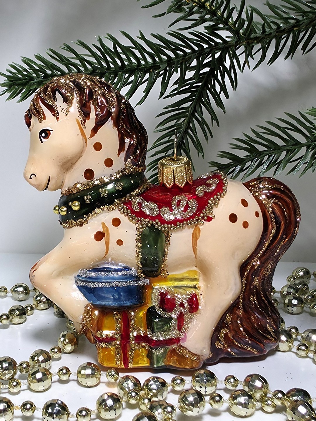 фото Стеклянная елочная игрушка Лошадка с подарками
