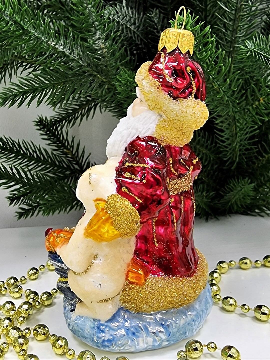 фото Стеклянная елочная игрушка Дед Мороз с мишкой и подарками