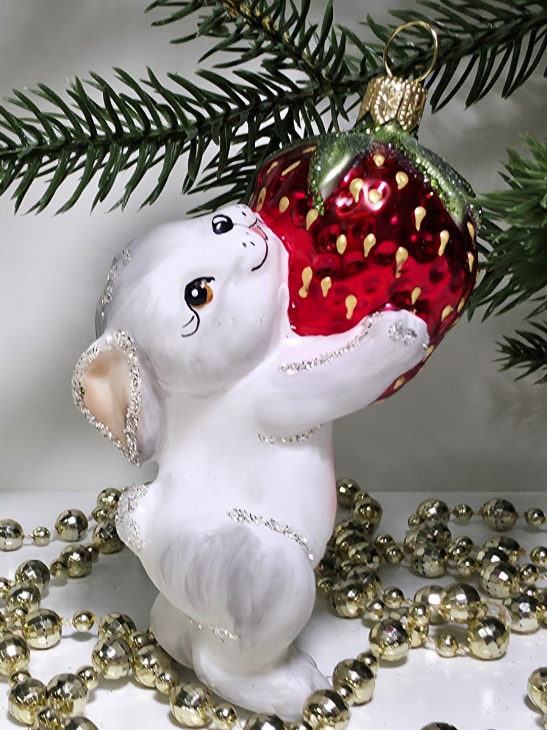 фото Стеклянная елочная игрушка Зайчик с клубникой