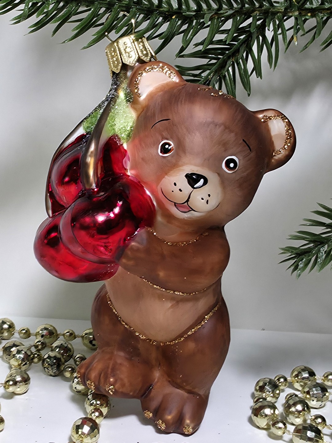 фото Стеклянная елочная игрушка Мишка с вишенками