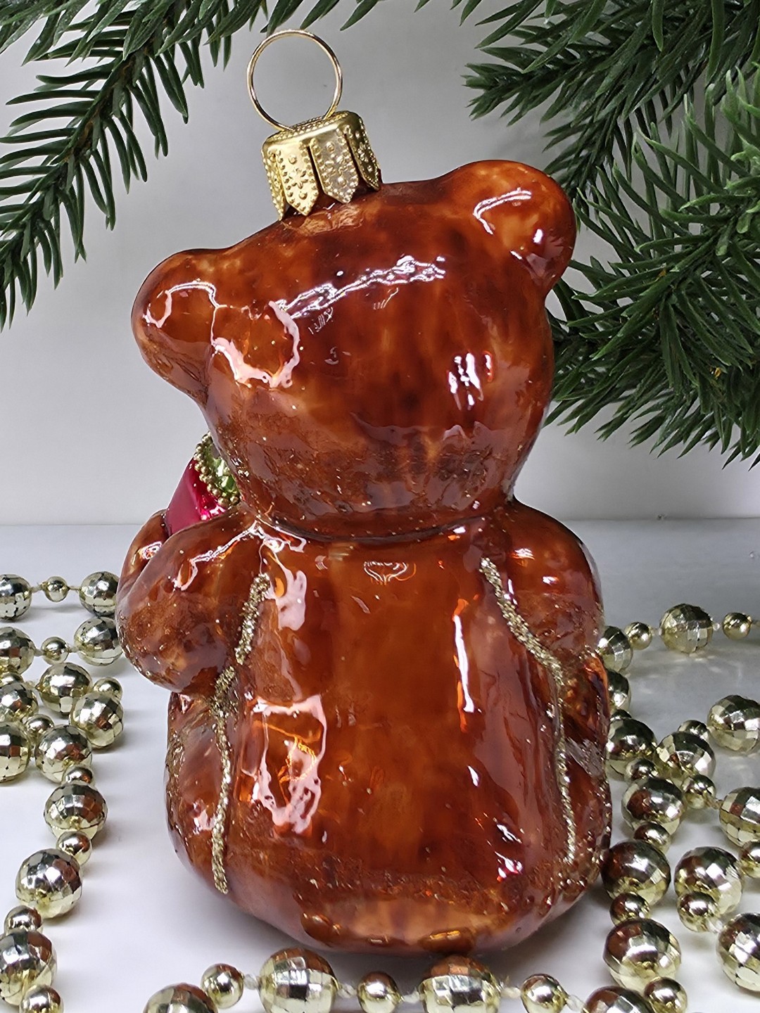 фото Стеклянная ёлочная игрушка Мишка с подарком