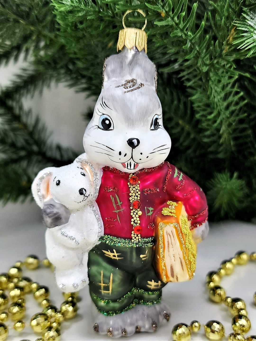 фото Стеклянная елочная игрушка Зайчик с зайкой и книгой