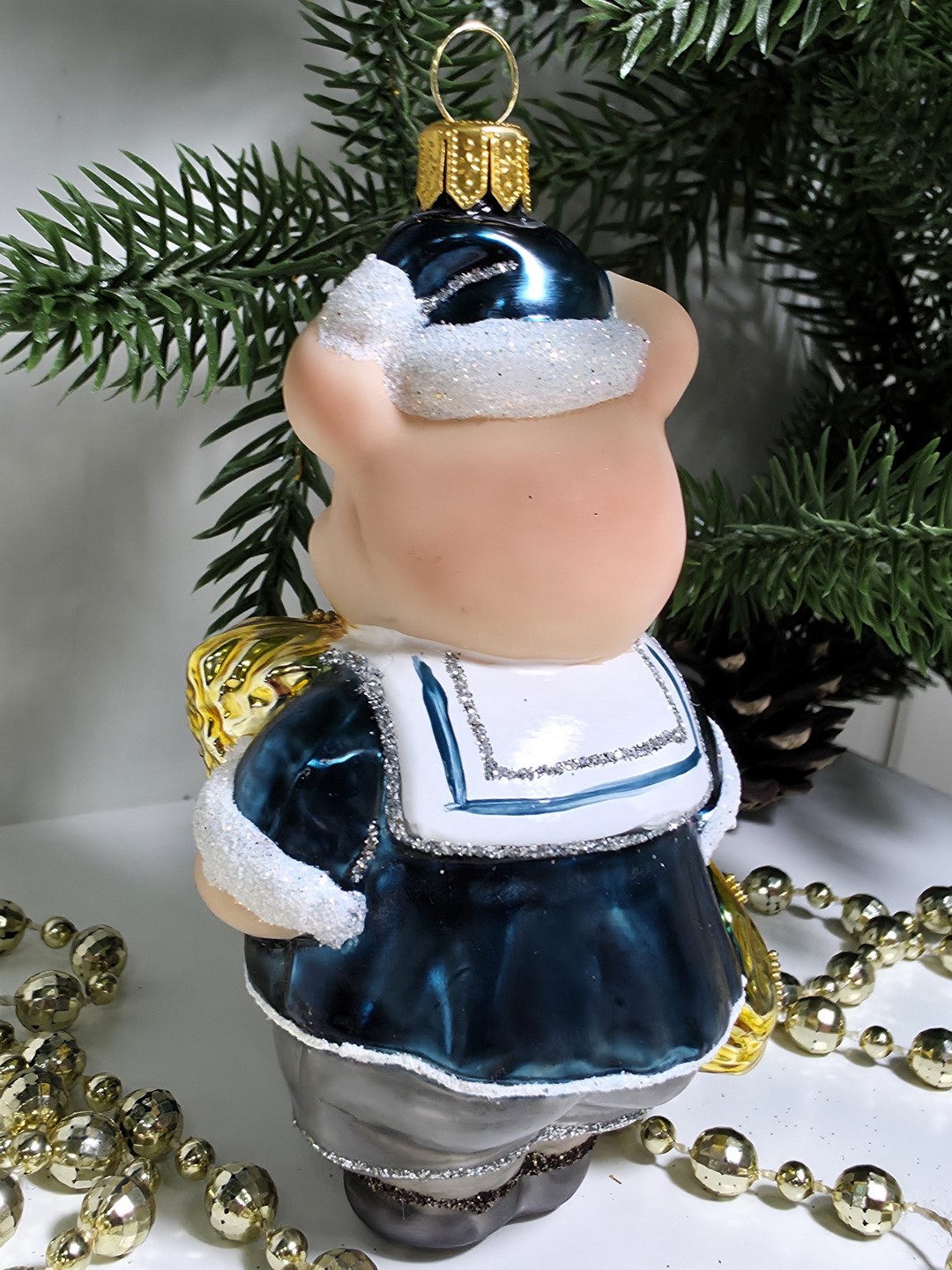 фото Стеклянная елочная игрушка Поросенок с сеном