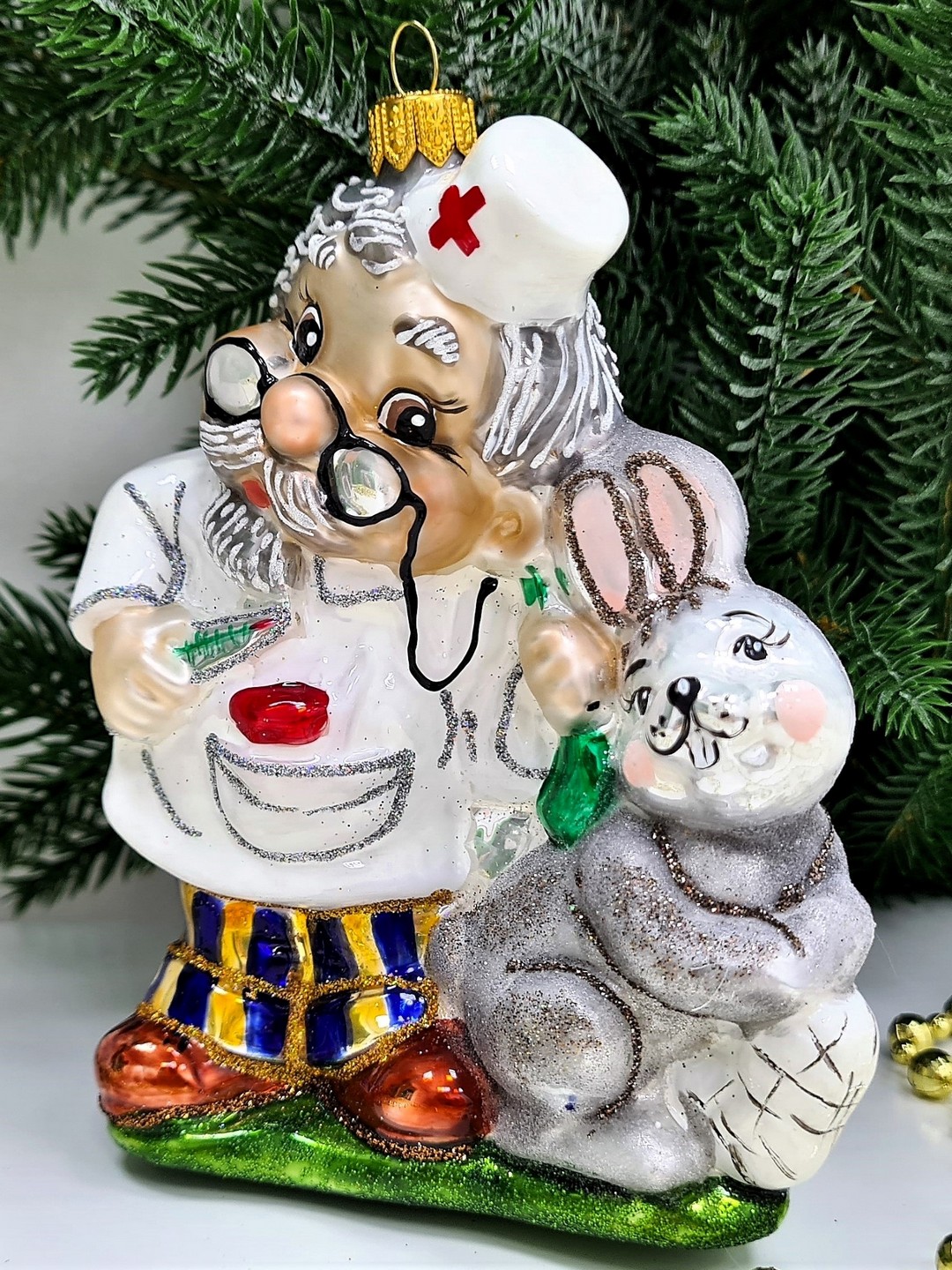 фото Стеклянная елочная игрушка Айболит с зайчиком