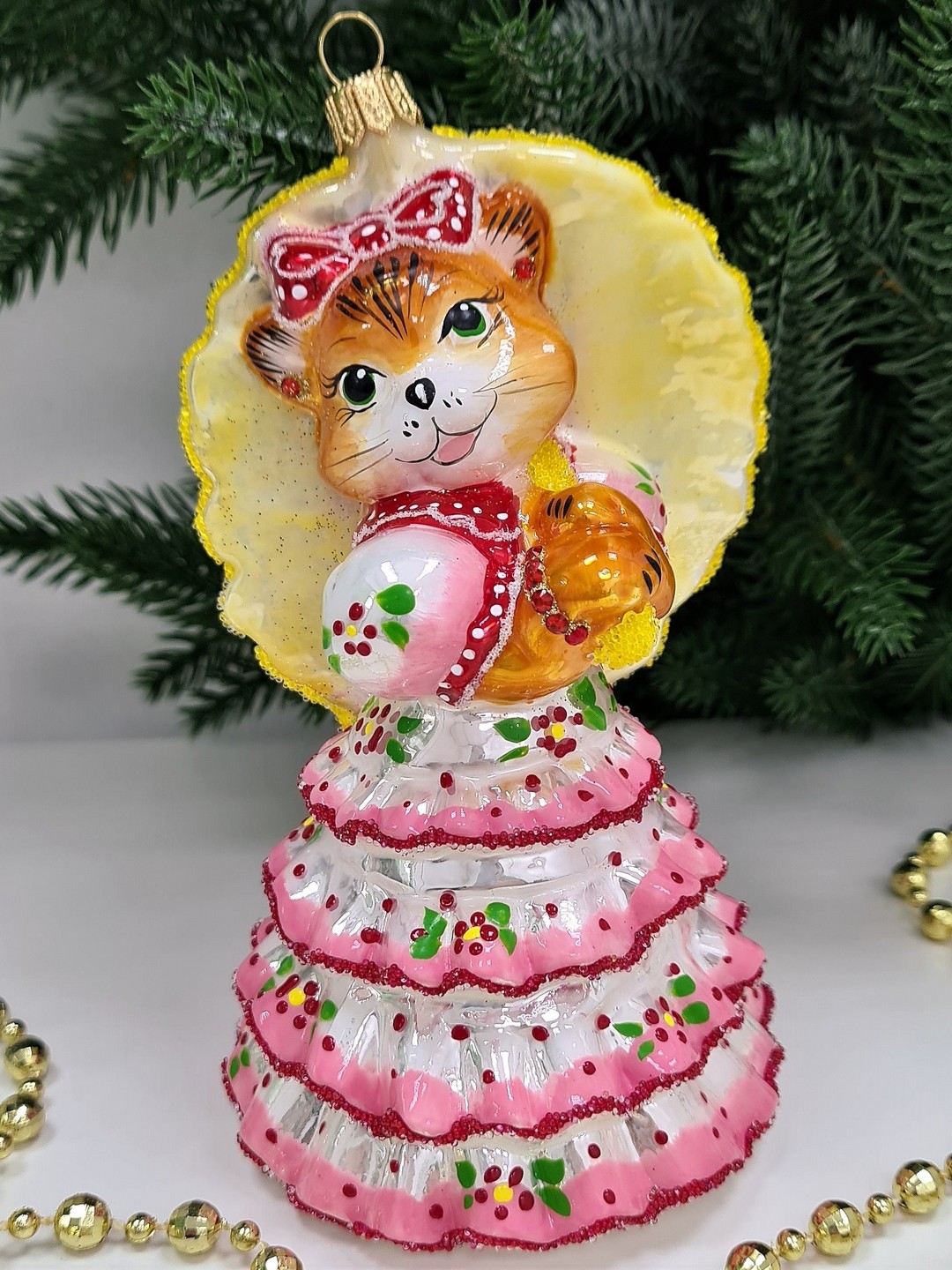 фото Стеклянная елочная игрушка Кошка с желтым зонтиком матовая